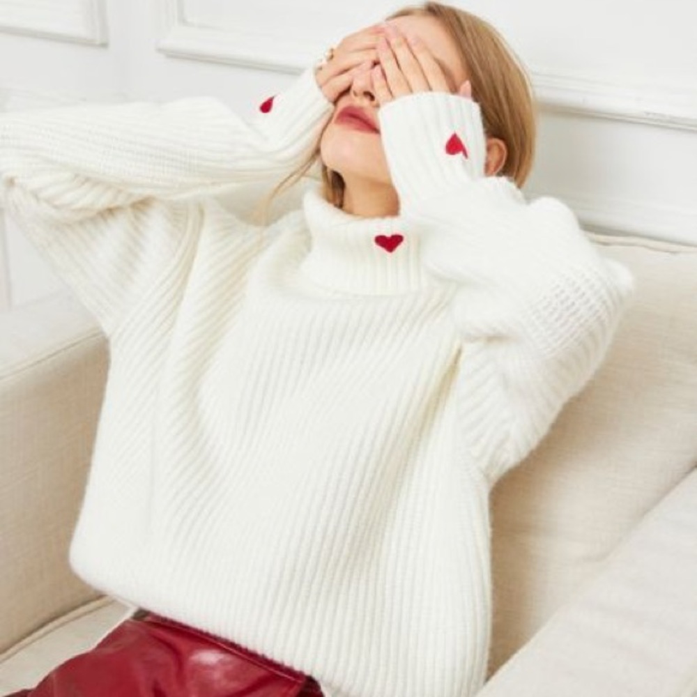 ‼️⚠️Cozy White Sweater with Red Heart Accents‼️⚠️❤️❤️❤️
